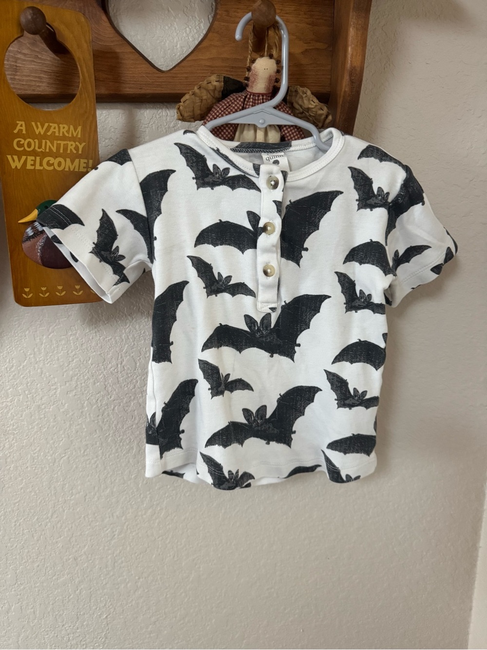 kate quinn White Short-Sleeve Henley with Black Bat Print 4t Halloween